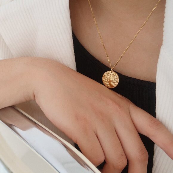 NEW 18K Gold Plated Vintage Embossed Lion Coin Necklace - Picture 3 of 9